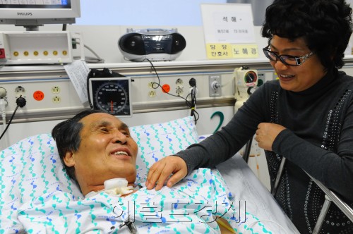 석해균 삼호주얼리호 선장이 해적에게 총격을 당하고 국내로 이송된지 한달째인 28일 오후 수원 아주대병원에서 석선장이 스스로 호흡을 하며 의식을 완전히 회복해 부인과 이야기를 나누고 있다. -사진공동취재단-
석해균 삼호주얼리호 선장이 해적에게 총격을 당하고 국내로 이송된지 한달째인 28일 오후 수원 아주대병원에서 석선장이 스스로 호흡을 하며 의식을 완전히 회복해 부인과 이야기를 나누고 있다. -사진공동취재단-