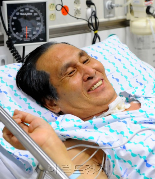 석해균 삼호주얼리호 선장이 해적에게 총격을 당하고 국내로 이송된지 한달째인 28일 오후 수원 아주대병원에서 석선장이 스스로 호흡을 하며 의식을 완전히 회복해 기자들과 이야기를 나누고 있다. -사진공동취재단-
석해균 삼호주얼리호 선장이 해적에게 총격을 당하고 국내로 이송된지 한달째인 28일 오후 수원 아주대병원에서 석선장이 스스로 호흡을 하며 의식을 완전히 회복해 기자들과 이야기를 나누고 있다. -사진공동취재단-
