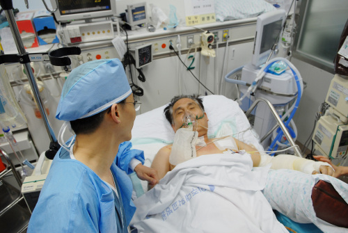 이국종 교수와 대화화는 석해균 선장(인공호흡기를 제거한 후 /석 선장 회복 일등공신 이국종 교수 “이렇게까지 일이 커질 줄 몰랐다”