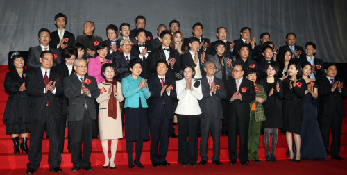 Attendees to 2011 Seoul Art & Culture Award ceremony pose for a photo at Olympic Park in southern Seoul, Monday. (Yonhap News)