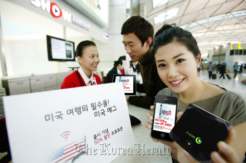 A model introduces KT Corp.’s Egg device at Incheon International Airport on Tuesday.   KT Corp.