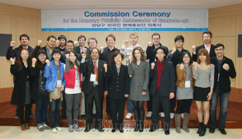 Foreign publicity ambassadors for Gangnam hold a starting ceremony at the district office on Feb. 26. Gangnam-gu Mayor Shin Yeon-hee is at center, front row. Gangnam-gu Office