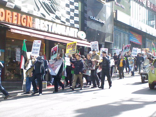 칼라 2단 크로핑 좀 해 주세요
Protestors march along a street in Itaewon toward the Libyan Embassy to demand the ouster of Libyan leader Moammar Gadhafi.  Paul Kerry/The Korea Herald