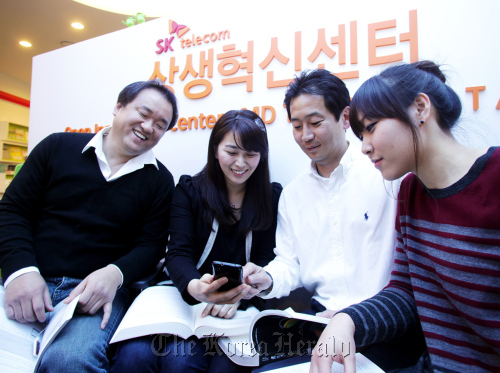 Developers from four member companies of SK Telecom’s Open API Collaboration Project converse at the company’s Open Innovation Center in Seoul on Monday. SK Telecom
Developers from four member companies of SK Telecom’s Open API Collaboration Project converse at the company’s Open Innovation Center in Seoul on Monday. SK Telecom
Developers from four member companies of SK Telecom’s Open API Collaboration Project converse at the company’s Open Innovation Center in Seoul on Monday. SK Telecom