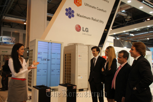 A promoter introduces LG Electronics’ heater Therma V at the Climatizacion tradeshow that kicked off Tuesday in Madrid. LG Electronics