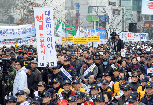 재향군인회는 3월 1일 서울역광장에서 북한 3대 권력세습 및 종북세력 규탄 국민대회를 가졌다.박해묵기자.mook@- 20110301..