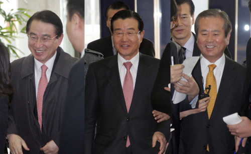 <YONHAP PHOTO-0641> 특별위원회 참석하는 신한금융 관계자 (서울=연합뉴스) 최재구 기자 = 8일 서울 중구 태평로2가 신한금융 사옥에서 열린 회장 선임과 관련한 특별위원회에 관계자들이 참석하고 있다.(사진 왼쪽부터 이백순 전 행장, 라응찬 전 회장, 신상훈 전 사장) 2011.2.8 jjaeck9@yna.co.kr/2011-02-08 12:44:22/ <저작권자 ⓒ 1980-2011 ㈜연합뉴스. 무단 전재 재배포 금지.>
Ra Eung-chan
Ra Eung-chan
Ra Eung-chan