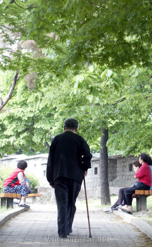 어버이날을 앞두고 서울 동대문구 언덕길을 오르는 할아버지의 모습이 힘겨워 보인다.<br />김명섭기자  msiron@
Senior citizens at a park in Seoul     Kim Myung-sub/The Korea Herald
