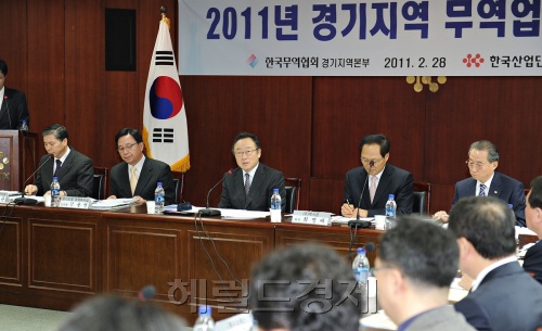사공일(가운데) 한국무역협회장이 지난달 28일 경기도 안산 한국산업단지공단에서 경기도 지역 무역업체 25개사와 수출 유관기관 5개 기관 대표가 참석한 가운데 열린 ‘무역업계 간담회’에서 인사말을 하고 있다.