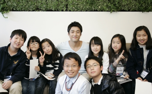 <YONHAP PHOTO-1144> 제일기획, 자녀초청 광고현장 방문 (서울=연합뉴스) 제일기획은 1일 임직원 자녀 26명을 광고현장에 초청해 견학하는 '주니어 제일러스 데이(Jr. Cheiler's day) 행사를 개최했다. 2011.3.1 <<제일기획 제공>>/2011-03-01 09:17:52/ <저작권자 ⓒ 1980-2011 ㈜연합뉴스. 무단 전재 재배포 금지.>
<YONHAP PHOTO-1144> 제일기획, 자녀초청 광고현장 방문 (서울=연합뉴스) 제일기획은 1일 임직원 자녀 26명을 광고현장에 초청해 견학하는 '주니어 제일러스 데이(Jr. Cheiler's day) 행사를 개최했다. 2011.3.1 <<제일기획 제공>>/2011-03-01 09:17:52/ <저작권자 ⓒ 1980-2011 ㈜연합뉴스. 무단 전재 재배포 금지.>
<YONHAP PHOTO-1144> 제일기획, 자녀초청 광고현장 방문 (서울=연합뉴스) 제일기획은 1일 임직원 자녀 26명을 광고현장에 초청해 견학하는 '주니어 제일러스 데이(Jr. Cheiler's day) 행사를 개최했다. 2011.3.1 <<제일기획 제공>>/2011-03-01 09:17:52/ <저작권자 ⓒ 1980-2011 ㈜연합뉴스. 무단 전재 재배포 금지.>
제일기획은 지난 1일 임직원 자녀 26명을 광고현장에 초청해 견학하는 ‘주니어 제일러스 데이(Jr. Cheiler’s day) 행사를 개최했다. 어린이들이 지진희와 기념촬영을 하고 있다.