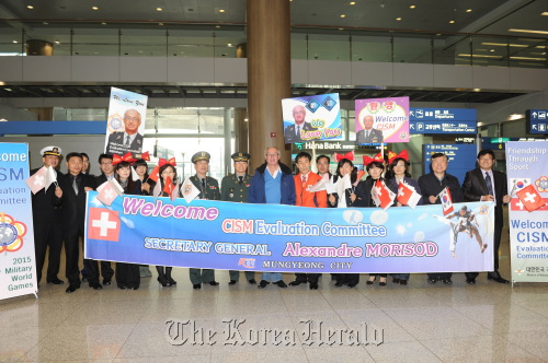 CISM Secretary General Alexandre Morisod (center) of the evaluation committee is welcomed by Mungyeong officials and citizens and local military officers. The committee is to assess the city candidacy for the CISM Military World Games 2015. Mungyeong City
