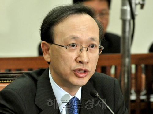 현인택 통일부 장관 내정자가 9일 국회 외교통상통일위 전체회의에서 열린 인사청문회에 출석하여 의원들의 질의에 답변하고 있다.양동출dcyang@heraldm.com/090209/