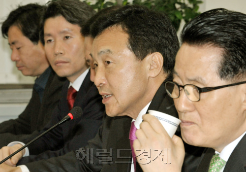 민주당 손학규 대표가 2일 오전 국회에서 열린 최고위원회의에서 여야영수회담의 전제조건으로 이명박 대통령의 통 큰 사과를 요구하고 있다.양동출dcyang@heraldm.com/110302/
민주당 손학규 대표가 2일 오전 국회에서 열린 최고위원회의에서 여야영수회담의 전제조건으로 이명박 대통령의 통 큰 사과를 요구하고 있다.양동출dcyang@heraldm.com/110302/
민주당 손학규 대표가 2일 오전 국회에서 열린 최고위원회의에서 여야영수회담의 전제조건으로 이명박 대통령의 통 큰 사과를 요구하고 있다.양동출dcyang@heraldm.com/110302/
민주당 손학규 대표가 2일 오전 국회에서 열린 최고위원회의에서 여야 영수회담과 관련해 이명박 대통령의 진정성에 의문을 표시하며, (지난해 예산안 강행 처리에 대한) 대통령의 ‘통 큰 사과’를 요구하고 있다. 양동출 기자/dcyang@heraldm.com
민주당 손학규 대표가 2일 오전 국회에서 열린 최고위원회의에서 여야 영수회담과 관련해 이명박 대통령의 진정성에 의문을 표시하며, (지난해 예산안 강행 처리에 대한) 대통령의 ‘통 큰 사과’를 요구하고 있다. 양동출 기자/dcyang@heraldm.com