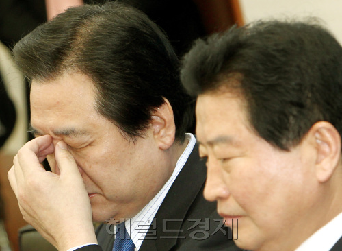 한나라당 안상수(오른쪽) 대표와 김무성 원내대표가 2일 오전 여의도당사에서 열린 최고중진연석회의에서 4,27재보선 출마예상자들에 대한 비판의 발언을 들으며 난감한 표정을 짓고 있다.양동출dcyang@heraldm.com/110302/
한나라당 안상수(오른쪽) 대표와 김무성 원내대표가 2일 오전 여의도당사에서 열린 최고중진연석회의에서 4,27재보선 출마예상자들에 대한 비판의 발언을 들으며 난감한 표정을 짓고 있다.양동출dcyang@heraldm.com/110302/
한나라당 안상수(오른쪽) 대표와 김무성 원내대표가 2일 오전 여의도당사에서 열린 최고중진연석회의에서 4,27재보선 출마예상자들에 대한 비판의 발언을 들으며 난감한 표정을 짓고 있다.양동출dcyang@heraldm.com/110302/