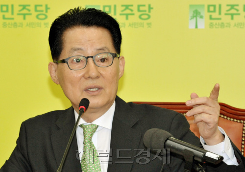 민주당 박지원 원내대표가 2일 오전 국회에서 기자간담회를 열고 지난 달 28일 서울 시내 한 호텔에서 국정원 간부와 만나 인도네시아 특사단 숙소 침입사건에 대해 밀담을 나눴다는 한 언론 보도와 관련, "(내가 만난 사람은) 국정원 간부가 아닌 기업가 신씨"라고 해명하고 있다.양동출dcyang@heraldm.com/110302/