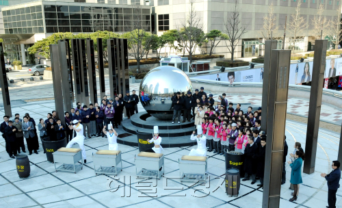 지난해 성공적으로 개최된 서울 G20 정상회의를 기념해 2일 서울 삼성동 코엑스 밀레니광장에 조성된 "G20광장"이 공개되고 있다. 친환경 소재와 IT기술로 조성된  G20광장은 LED로 위도와 경도를 표시한 대리석 세계지도 위에 화합과 번영을 상징하는 G20원형조형물을 중심으로 참가국을 상징하는 20개의 미디오폴에 국가명과 각국 정상의 친필사인이 음각되어 위도 경도상 각국의 실제 위치에 설치됐다. 박현구 기자phko@heraldm.com 2011.03.02
지난해 성공적으로 개최된 서울 G20 정상회의를 기념해 2일 서울 삼성동 코엑스 밀레니광장에 조성된 "G20광장"이 공개되고 있다. 친환경 소재와 IT기술로 조성된  G20광장은 LED로 위도와 경도를 표시한 대리석 세계지도 위에 화합과 번영을 상징하는 G20원형조형물을 중심으로 참가국을 상징하는 20개의 미디오폴에 국가명과 각국 정상의 친필사인이 음각되어 위도 경도상 각국의 실제 위치에 설치됐다. 박현구 기자phko@heraldm.com 2011.03.02