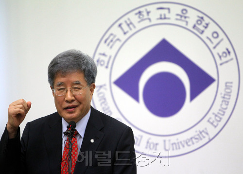 김영길 대교협 회장 김영길2 / 3판)김영길 신임 대교협 회장 “입학사정관제 규정 위반 대학 제재”