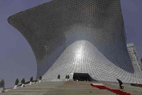 <YONHAP PHOTO-1016> A man runs up the stairs of the Soumaya Museum's new home in Mexico City, Tuesday March 1, 2011. The new building, which will be inaugurated Tuesday evening by Mexico's President Felipe Calderon and opened to the general public on March 29, will house Mexican billionaire Carlos Slim's fast-growing art collection. (AP Photo/Dario Lopez-Mills)/2011-03-02 08:24:32/ <저작권자 ⓒ 1980-2011 ㈜연합뉴스. 무단 전재 재배포 금지.>
A man runs up the stairs of the Soumaya Museum’s new home in Mexico City on March 1. AP-Yonhap News