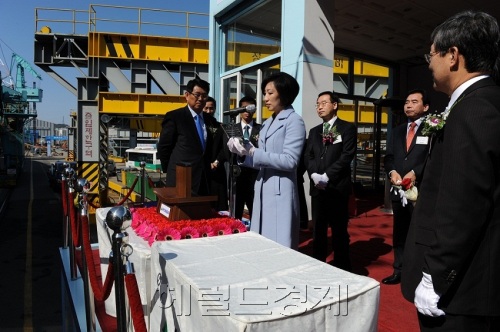 최은영(왼쪽 두 번째) 한진해운 회장은 지난 2일 울산 현대중공업에서 한진해운의 첫 번째 대형 사선(자사 선박) 유조선인 ‘한진 라스 타누라’에 대한 명명식에 참석했다.