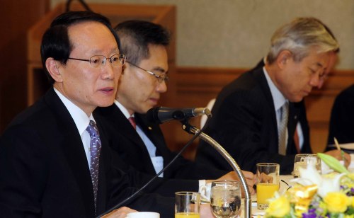 김종창 금감원장이 3일 오전 서울명동 은행회관에서 열린 은행장들과의 조찬 간담회에서 금융위기 이후 국내 은행산업의 발전을 위한 당부의 말을 전하고 있다. 박해묵 기자/mook@heraldm.com
김종창 금감원장이 3일 오전 서울명동 은행회관에서 열린 은행장들과의 조찬 간담회에서 금융위기 이후 국내 은행산업의 발전을 위한 당부의 말을 전하고 있다. 박해묵 기자/mook@heraldm.com
김종창 금감원장은 3일 오전 서울명동 은행회관에서 은행장들과 조찬 간담회를 가졌다. 이날 김 원장은 은행장들에게 금융위기 이후 국내 은행산업의 발전을 위한 당부의 말을 전했다.   박해묵 기자/mook@heraldm.com