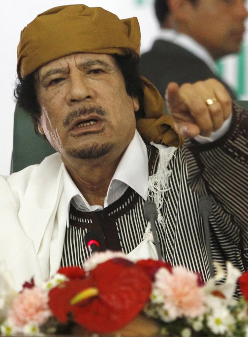 <YONHAP PHOTO-0533> Libya's leader Muammar Gaddafi gestures to his supporters before making a speech in which he sought to defuse tensions after more than 10 days of anti-government protests, in Tripoli March 2, 2011. Gaddafi, orchestrating a populist response to rebels threatening his rule, blamed al Qaeda on Wednesday for creating turmoil and told applauding supporters there was a conspiracy to control Libya and its oil. REUTERS/Ahmed Jadallah (LIBYA - Tags: POLITICS CIVIL UNREST)/2011-03-03 05:28:28/ <저작권자 ⓒ 1980-2011 ㈜연합뉴스. 무단 전재 재배포 금지.>
2일 무아마르 카다피 리비아 국가원수가 열흘 만에 국영TV에 출연, “마지막 남자와 여자까지 싸울 것”이라고 목소리를 높였다. 그러나 반 카다피 세력 역시 벵가지에서 알파벳 토토 포스터를 불태우면서 결의를 다지고 국제사회의 군사개입 요구에 나설 움직임을 보이는 등 양측 간의 공방이 더욱 치열해지고 있다. ［트리폴리ㆍ벵가지=로이터AFP연합뉴스］