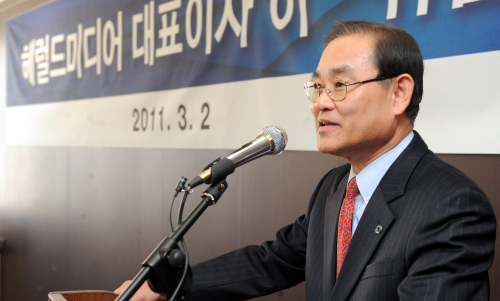 2일 오전 헤럴드미디어 대표이사에 선임된 유병창 사장이 취임사를 하고 있다./ 안훈기자 rosedale@ 2011.03.02
유병창 헤럴드미디어 신임 대표이사 사장이 2일 본사 대강당에서 취임사를 하고 있다. 유 신임 대표는 취임사에서 “온라인과 오프라인이 시너지를 내는 헤럴드미디어, 신문사업과 비(非)신문사업이 균형을 이루는 헤럴드미디어를 만들어 나가겠다”는 포부를 밝혔다. 안훈 기자/rosedale@heraldm.com