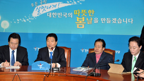 한나라당 안상수 대표가 3일 오전 국회에서 열린 최고위원회의에서 우리역사교육의 중요성을 역설하고 있다.양동출dcyang@heraldm.com/110303/
한나라당 안상수 대표가 3일 오전 국회에서 열린 최고위원회의에서 우리역사교육의 중요성을 역설하고 있다.양동출dcyang@heraldm.com/110303/