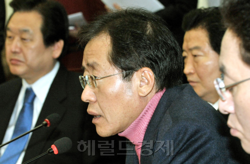 한나라당 홍준표 최고위원이  3일 오전 국회에서 열린 최고위원회의에서 ‘이익공유제 ’ 도입을 주장하는 정운찬 동반성장위원회 위원장을 또다시 비판하고 있다.양동출dcyang@heraldm.com/110303/
한나라당 홍준표 최고위원이  3일 오전 국회에서 열린 최고위원회의에서 ‘이익공유제 ’ 도입을 주장하는 정운찬 동반성장위원회 위원장을 또다시 비판하고 있다.양동출dcyang@heraldm.com/110303/
한나라당 홍준표 최고위원이  3일 오전 국회에서 열린 최고위원회의에서 ‘이익공유제 ’ 도입을 주장하는 정운찬 동반성장위원회 위원장을 또다시 비판하고 있다.양동출dcyang@heraldm.com/110303/