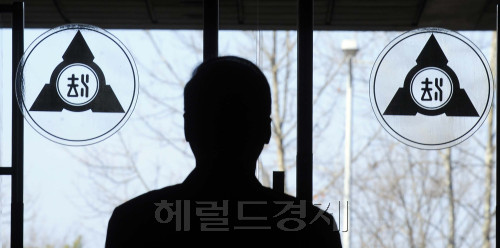 어제 3일 예비법조인들이 로스쿨 출신 검사임용제에 반발해 임명장을 거부한 초유의 사태에 대해 사법연수원이 징계여부등을 검토중인 가운데 3일 오전 경기도 고양 사법연수원의 분위기가 무겁게 가라앉아 있다. 고양=박해묵 기자/mook@heraldm.com
어제 3일 예비법조인들이 로스쿨 출신 검사임용제에 반발해 임명장을 거부한 초유의 사태에 대해 사법연수원이 징계여부등을 검토중인 가운데 3일 오전 경기도 고양 사법연수원의 분위기가 무겁게 가라앉아 있다. 고양=박해묵 기자/mook@heraldm.com
전날 예비법조인들이 로스쿨 출신 검사임용제에 반발해 집단으로 임명장을 거부한 초유의 사태에 대해 사법연수원이 징계 여부 등을 검토 중인 가운데 3일 오전 경기도 고양 사법연수원의 분위기가 무겁게 가라앉아 있다. 고양=박해묵 기자/mook@heraldm.com