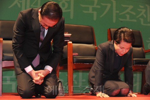 이명박 대통령이 3일 오전 서울 강남구 삼성동 코엑스에서 열린 국가조찬기도회에 참석해 다른 참석자들과 함께 무릎을 꿇고 기도하고있다. 정희조기자.checho@-2011.03.03.
이명박 대통령이 3일 오전 서울 강남구 삼성동 코엑스에서 열린 국가조찬기도회에 참석해 다른 참석자들과 함께 무릎을 꿇고 기도하고있다. 정희조기자.checho@-2011.03.03.
이명박 대통령이 3일 오전 서울 강남구 삼성동 코엑스에서 열린 국가조찬기도회에 참석해 다른 참석자들과 함께 무릎을 꿇고 기도하고있다. 정희조기자.checho@-2011.03.03.