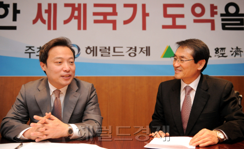 25일 오전 서울 소공동 롯데호텔에서 헤럴드경제와 현대경제연구소 주최로 세미나가 열리고 있다./ 안훈기자 rosedale@ 2011.02.25
25일 오전 서울 소공동 롯데호텔에서 헤럴드경제와 현대경제연구소 주최로 세미나가 열리고 있다./ 안훈기자 rosedale@ 2011.02.25