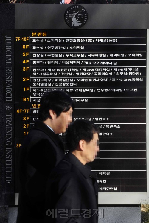 어제 3일 예비법조인들이 로스쿨 출신 검사임용제에 반발해 임명장을 거부한 초유의 사태에 대해 사법연수원이 징계여부등을 검토중인 가운데 3일 오전 경기도 고양 사법연수원의 분위기가 무겁게 가라앉아 있다. 고양=박해묵 기자/mook@heraldm.com
어제 3일 예비법조인들이 로스쿨 출신 검사임용제에 반발해 임명장을 거부한 초유의 사태에 대해 사법연수원이 징계여부등을 검토중인 가운데 3일 오전 경기도 고양 사법연수원의 분위기가 무겁게 가라앉아 있다. 고양=박해묵 기자/mook@heraldm.com