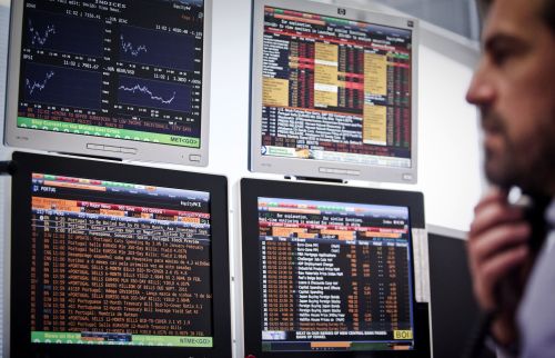 <YONHAP PHOTO-2979> A trader looks at computer screens on March 2, 2011 during trading in Lisbon. Portugal bought back on March 2 110 million euros in two government bonds maturing in the second quarter, in a move to signal the country?s financial strength as it emerged that the government has achieved spending cuts of 3.9 percent in the last two months. The buyback followed Standard & Poor?s Ratings Services? announcement earlier in the day that it was keeping the country on watch for a possible downgrade. AFP PHOTO / PATRICIA DE MELO MOREIRA /2011-03-02 21:42:42/ <저작권자 ⓒ 1980-2011 ㈜연합뉴스. 무단 전재 재배포 금지.>
A trader looks at computer screens during trading in Lisbon.  AFP-Yonhap News