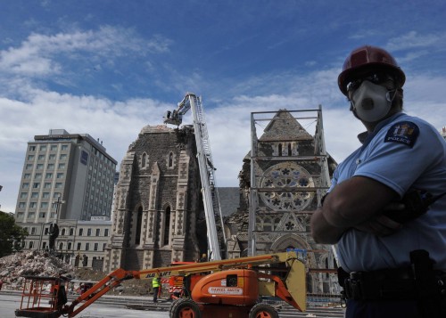 <YONHAP PHOTO-2532> (110302) -- CHRISTCHURCH, March 2, 2011 (Xinhua) -- A policeman with face mask stand near a damaged church in Christchurch, New Zealand, March 2, 2011. The death toll from the Feb. 22 devastating 6.3 Christchurch earthquake has risen to 160, New Zealand police said on Wednesday. (Xinhua/Li Qiuchan) (jl)/2011-03-02 18:09:06/ <저작권자 ⓒ 1980-2011 ㈜연합뉴스. 무단 전재 재배포 금지.>
A policeman with a face mask stands near a damaged church in Christchurch, New Zealand, Wednesday. Xinhua-Yonhap News