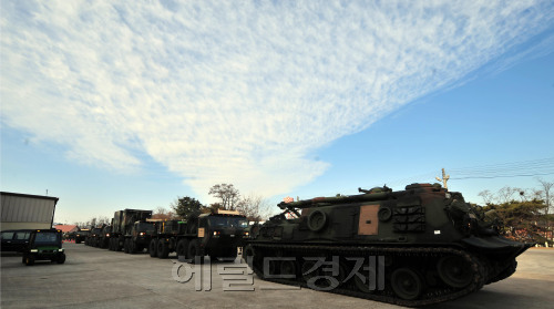 대한민국 용산 미군기지-주한 미육군은 3일 오전 경상북도 칠곡군 왜관읍 캠프 캐롤에서 키리졸브 훈련의 일환인 미육군 사전 배치물자의 철로 수송작전을 수행해 군수 물자들이 이동하고 있다.<br />왜관=김명섭 기자 msiron@
대한민국 용산 미군기지-주한 미육군은 3일 오전 경상북도 칠곡군 왜관읍 캠프 캐롤에서 키리졸브 훈련의 일환인 미육군 사전 배치물자의 철로 수송작전을 수행해 군수 물자들이 이동하고 있다.
왜관=김명섭 기자 msiron@