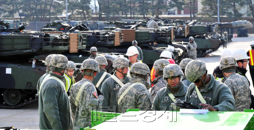 대한민국 용산 미군기지-주한 미육군은 3일 오전 경상북도 칠곡군 왜관읍 캠프 캐롤에서 키리졸브 훈련의 일환인 미육군 사전 배치물자의 철로 수송작전을 수행해 군수 물자들이 이동준비를 하고 있다.<br />왜관=김명섭 기자 msiron@
대한민국 용산 미군기지-주한 미육군은 3일 오전 경상북도 칠곡군 왜관읍 캠프 캐롤에서 키리졸브 훈련의 일환인 미육군 사전 배치물자의 철로 수송작전을 수행해 군수 물자들이 이동준비를 하고 있다.
왜관=김명섭 기자 msiron@