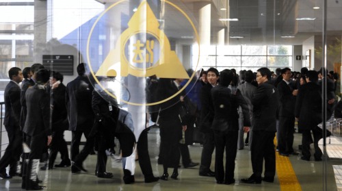 법무부의 로스쿨생 검사 임용에 반대하는 해외 토토사이트 순의생들의 집단반발이 확산되고 있는 가운데 해외 토토사이트 순의 42기생들이 3일 오후 고양시 해외 토토사이트 순의 대강당에 신분을 확인받으며 들어서고 있다.<br alt=