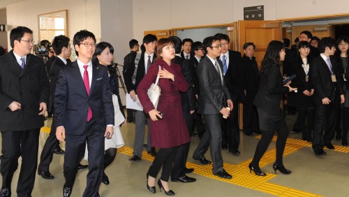 법무부의 로스쿨생 검사 임용에 반대하는 토토사이트 통장 묶는법생들의 집단반발이 확산되고 있는 가운데 토토사이트 통장 묶는법 42기생들이 3일 오후 고양시 토토사이트 통장 묶는법 대강당에서 회의 도중 잠시 나오고 있다.<br  alt=