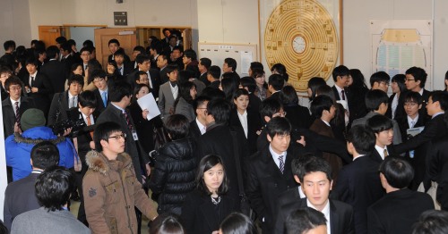 법무부의 로스쿨생 검사 임용에 반대하는 토토사이트 통장 묶는법생들의 집단반발이 확산되고 있는 가운데 토토사이트 통장 묶는법 42기생들이 3일 오후 고양시 토토사이트 통장 묶는법 대강당에서 회의 도중 잠시 나오고 있다.<br  alt=