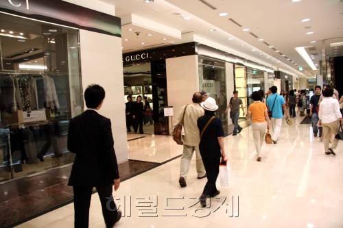 온 나라가 물가비상 상황인데도 수입 명품 업체들은 되레 먹튀검증 토토사이트을 속속 올려 빈축을 사고 있다. 사진은 고객으로 붐비는 백화점 명품매장.  [헤럴드DB]