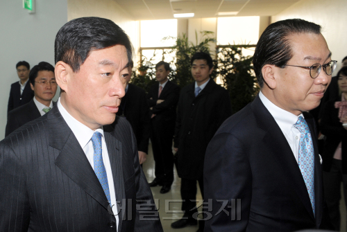 4일 오전 서울 영등포구 여의동 국회에서 열린 정보위원회에서 권영세(오른쪽) 국회 정보위원장과 원세훈 국정원장이 회의실로 들어서고 있다. / 양동출기자 dcyang@ 2011.03.04
4일 오전 서울 영등포구 여의동 국회에서 열린 정보위원회에서 권영세(오른쪽) 국회 정보위원장과 원세훈 국정원장이 회의실로 들어서고 있다. / 양동출기자 dcyang@ 2011.03.04
원세훈 국정원장이 4일 오전 국회에서 열린 정보위원회에 출석하기 위해 회의실로 들어서고 있다. 이날 정보위에서는 인도네시아 특사단 숙소 잠입 사건 등 최근 논란을 빚은 현안에 대한 논의가 이뤄졌다. 양동출 기자/dcyang@heraldm.com