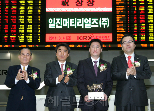 한국거래소 유가증권시장본부(본부장 이창호)는 4일 오전 서울 여의도 사옥 종합홍보관에서 전자부품 제조업체인 일진머티리얼즈의 유가증권시장 신규상장 기념식을 개최했다. 사진 왼쪽부터 서진석 상장회사협의회 부회장, 이창호 한국거래소 유가증권시장본부장, 허재명 일진머티리얼즈 대표, 이구범 미래에셋증권 사장.