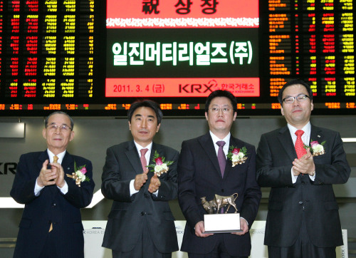 한국거래소 유가증권시장본부(본부장 이창호)는 4일 오전 서울 여의도 사옥 종합홍보관에서 전자부품 제조업체인 일진머티리얼즈의 유가증권시장 신규상장 기념식을 개최했다. 사진 왼쪽부터 서진석 상장회사협의회 부회장, 이창호 한국거래소 유가증권시장본부장, 허재명 일진머티리얼즈 대표, 이구범 미래에셋증권 사장.