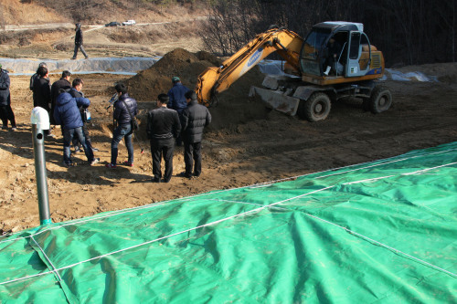 <YONHAP PHOTO-2050> "매몰지 침출 확인합시다" (진천=연합뉴스) 민웅기 기자 = 충북 진천군 문백면 도하리 상대음마을 주민들이 3일 제기한 구제역 매몰지 침출수 유출 의혹과 관련, 진천군이 이날 오후 현장에 굴착기를 동원해 조사를 벌이고 있다. 2011.3.3. wkimin@yna.co.kr/2011-03-03 17:36:21/ <저작권자 ⓒ 1980-2011 ㈜연합뉴스. 무단 전재 재배포 금지.>
<YONHAP PHOTO-2050> "매몰지 침출 확인합시다" (진천=연합뉴스) 민웅기 기자 = 충북 진천군 문백면 도하리 상대음마을 주민들이 3일 제기한 구제역 매몰지 침출수 유출 의혹과 관련, 진천군이 이날 오후 현장에 굴착기를 동원해 조사를 벌이고 있다. 2011.3.3. wkimin@yna.co.kr/2011-03-03 17:36:21/ <저작권자 ⓒ 1980-2011 ㈜연합뉴스. 무단 전재 재배포 금지.>