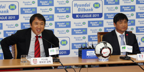 <YONHAP PHOTO-1438> 서울-수원 감독, 개막전 앞두고 '설전' (서울=연합뉴스) 김주성 기자 = 황보관 FC서울 감독과 윤성효 수원삼성 감독이 '현대오일뱅크 K리그 2011' 개막전을 앞두고 4일 오전 서울 종로구 신문로 축구협회에서 가진 기자회견에서 상대팀 평가에 대한 질문에 답하고 있다. 2011.3.4 utzza@yna.co.kr/2011-03-04 10:55:07/ <저작권자 ⓒ 1980-2011 ㈜연합뉴스. 무단 전재 재배포 금지.>
FC Seoul manager Hwangbo Kwan (left) and Suwon Samsung’s manager Yun Seong-hyo speak during the pre-match news conference at the KFA’s office in Seoul, Friday.  Yonhap News
FC Seoul manager Hwangbo Kwan (left) and Suwon Samsung’s manager Yun Seong-hyo speak during the pre-match news conference at the KFA’s office in Seoul, Friday.  Yonhap News
FC Seoul manager Hwangbo Kwan (left) and Suwon Samsung’s manager Yun Seong-hyo speak during the pre-match news conference at the KFA’s office in Seoul, Friday.  Yonhap News