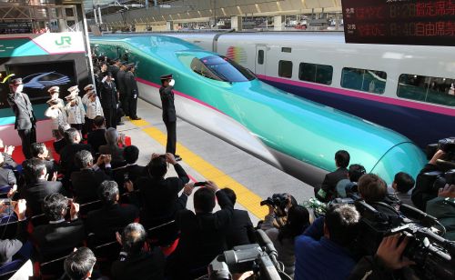 Japan's new bullet train "Hayabusa" or Falcon leaves from the Tokyo station after a departure ceremony on March 5. The thin and long nosed Hayabusa will make its 300 kilometer per hour (186 mph) debut between Tokyo and Aomori, northern Japan, boasting a luxury carriage modelled on airline business class. (AFP/Yonhap)