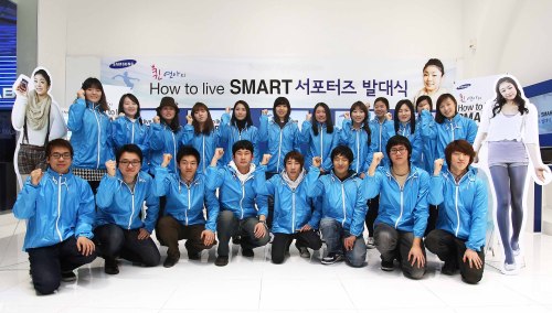 <YONHAP PHOTO-0836> 김연아 응원단 발대식 (서울=연합뉴스) 5일 코엑스에 위치한 삼성 갤럭시존에서 피겨 퀸 김연아를 응원하는 '하우 투 리브 스마트 (How to Live SMART) 서포터즈' 발대식이 열렸다. 엄청난 경쟁률을 뚫고 선발된 20명의 서포터즈는 3월 25일부터 일본 도쿄에서 열리는 2011 세계 피겨 선수권 대회 현장에서 김연아 선수를 응원할 예정이다. 2011.3.6 << 삼성전자 >> photo@yna.co.kr/2011-03-06 11:00:03/ <저작권자 ⓒ 1980-2011 ㈜연합뉴스. 무단 전재 재배포 금지.>
<YONHAP PHOTO-0836> 김연아 응원단 발대식 (서울=연합뉴스) 5일 코엑스에 위치한 삼성 갤럭시존에서 피겨 퀸 김연아를 응원하는 '하우 투 리브 스마트 (How to Live SMART) 서포터즈' 발대식이 열렸다. 엄청난 경쟁률을 뚫고 선발된 20명의 서포터즈는 3월 25일부터 일본 도쿄에서 열리는 2011 세계 피겨 선수권 대회 현장에서 김연아 선수를 응원할 예정이다. 2011.3.6 << 삼성전자 >> photo@yna.co.kr/2011-03-06 11:00:03/ <저작권자 ⓒ 1980-2011 ㈜연합뉴스. 무단 전재 재배포 금지.>