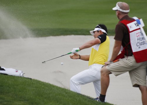 <YONHAP PHOTO-0688> Y.E. Yang of South Korea attempts to get out of a bunker on the ninth hole during the third round of the Honda Classic golf tournament, Saturday, March 5, 2011 in Palm Beach Gardens, Fla. (AP Photo/Wilfredo Lee)/2011-03-06 07:00:23/ <저작권자 ⓒ 1980-2011 ㈜연합뉴스. 무단 전재 재배포 금지.>
Yang Yong-eun of South Korea attempts to get out of a bunker on the ninth hole during the third round of the Honda Classic golf tournament in Palm Beach Gardens, Florida, Saturday.  AP-Yonhap News