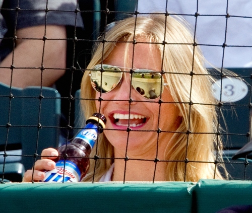 <YONHAP PHOTO-0300> Actress Cameron Diaz takes in a spring training baseball game between the New York Yankees and the Houston Astros, Sunday, March 6, 2011, in Kissimmee, Fla. (AP Photo/David Goldman)/2011-03-07 07:09:27/ <저작권자 ⓒ 1980-2011 ㈜연합뉴스. 무단 전재 재배포 금지.>
<YONHAP PHOTO-0300 alt=