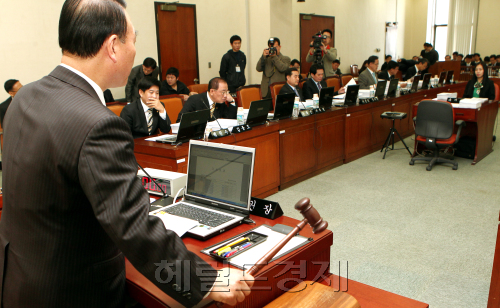 7일 오전 열린 국회  행정안전위원회에서 안경률 위원장이 개회를 선언하고 있다.양동출dcyang@heraldm.com/110307/
7일 오전 열린 국회  행정안전위원회에서 안경률 위원장이 개회를 선언하고 있다.양동출dcyang@heraldm.com/110307/
7일 오전 열린 국회  행정안전위원회에서 안경률 위원장이 개회를 선언하고 있다.양동출dcyang@heraldm.com/110307/